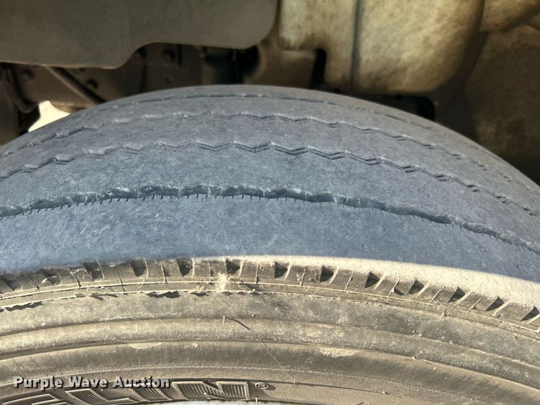 image for item DI7886 2002 International 4300  flatbed truck