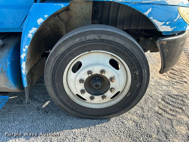 image for item DI7886 2002 International 4300  flatbed truck