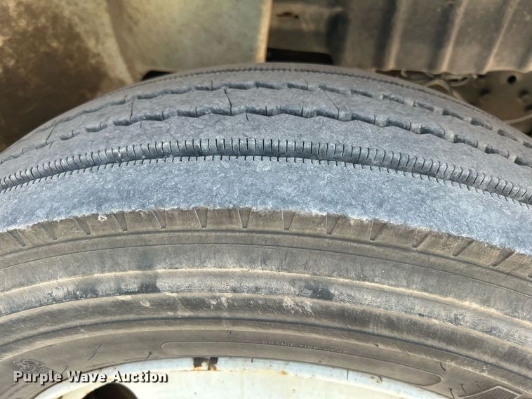 image for item DI7886 2002 International 4300  flatbed truck