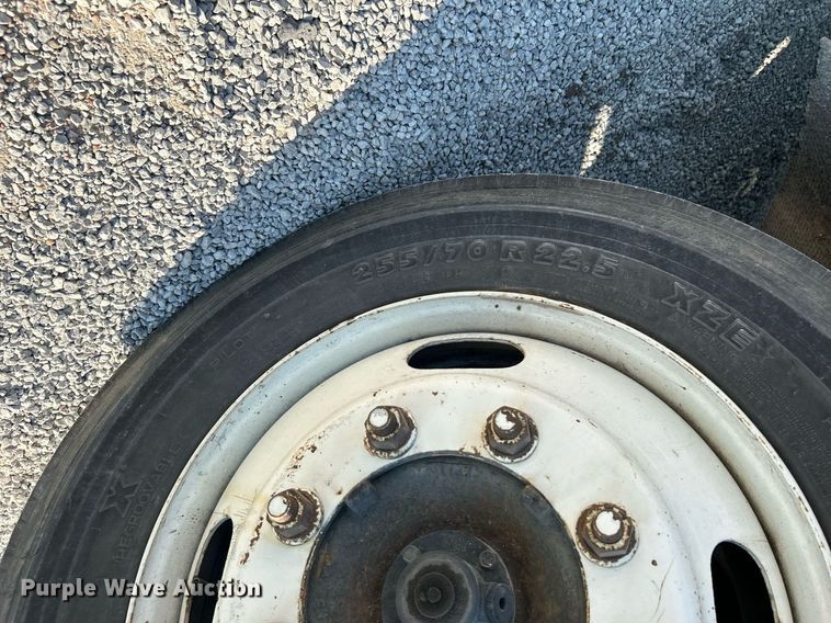 image for item DI7886 2002 International 4300  flatbed truck