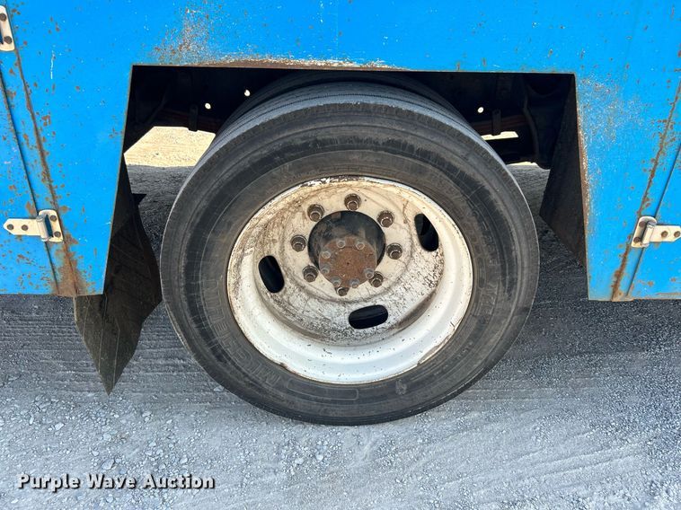 image for item DI7886 2002 International 4300  flatbed truck