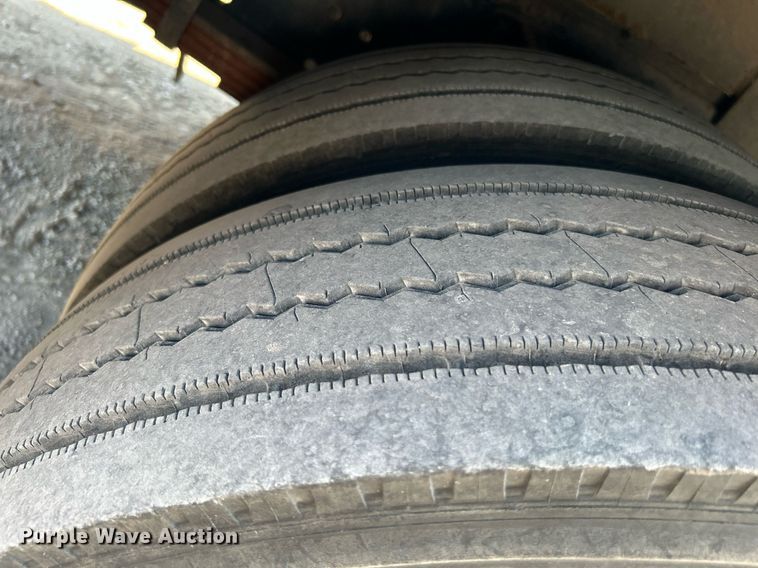 image for item DI7886 2002 International 4300  flatbed truck