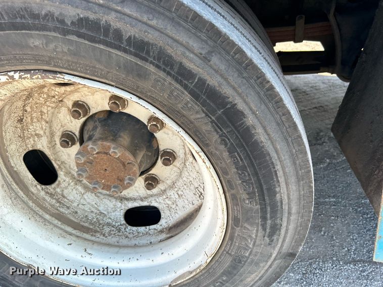 image for item DI7886 2002 International 4300  flatbed truck