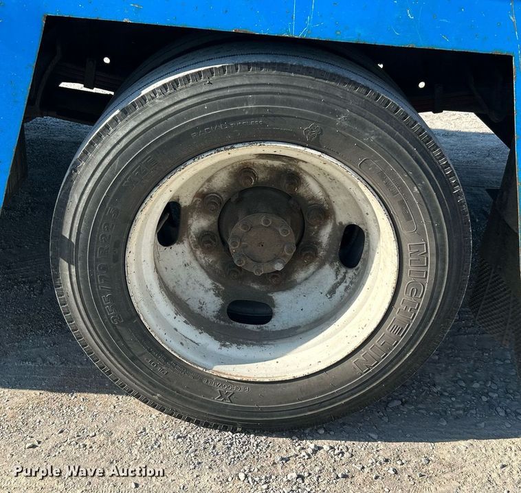 image for item DI7886 2002 International 4300  flatbed truck