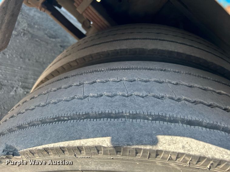 image for item DI7886 2002 International 4300  flatbed truck