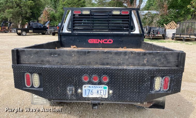 image for item DJ6182 2000 Ford F250 Super Duty XLT  Crew Cab flatbed pickup truck