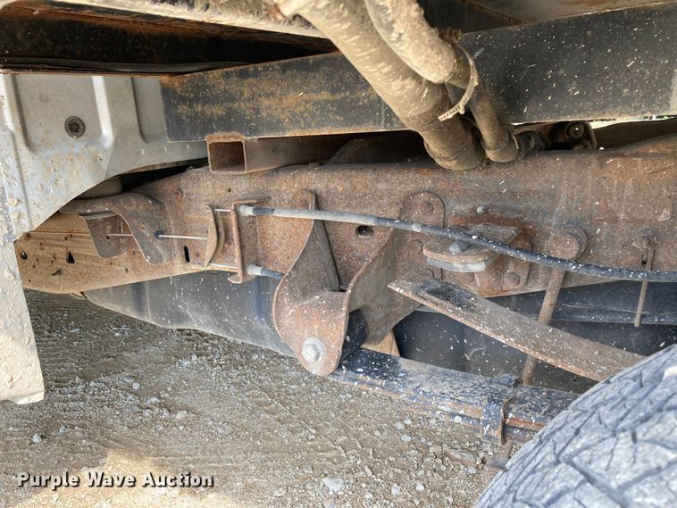 image for item DJ6182 2000 Ford F250 Super Duty XLT  Crew Cab flatbed pickup truck