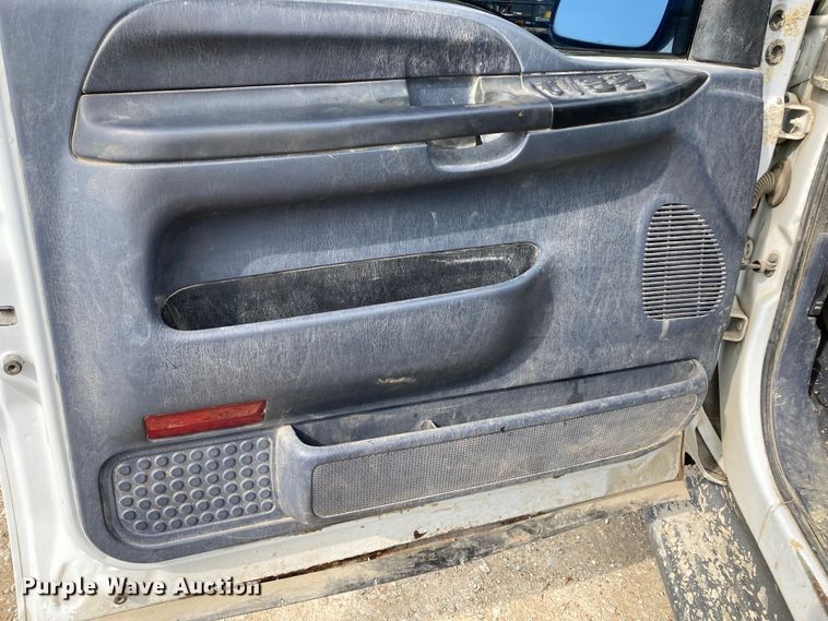 image for item DJ6182 2000 Ford F250 Super Duty XLT  Crew Cab flatbed pickup truck