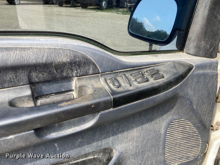 image for item DJ6182 2000 Ford F250 Super Duty XLT  Crew Cab flatbed pickup truck