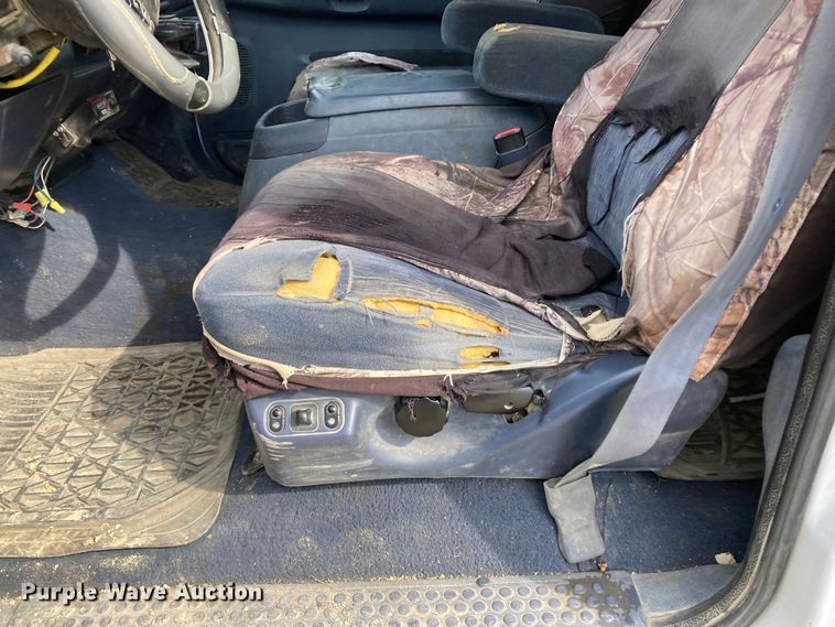 image for item DJ6182 2000 Ford F250 Super Duty XLT  Crew Cab flatbed pickup truck