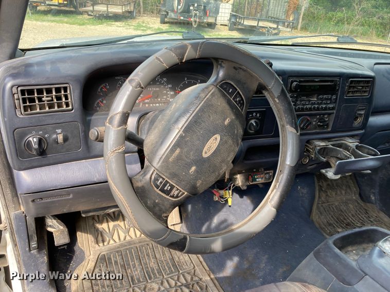 image for item DJ6182 2000 Ford F250 Super Duty XLT  Crew Cab flatbed pickup truck