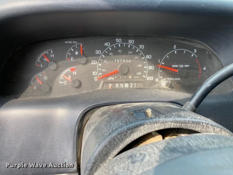 image for item DJ6182 2000 Ford F250 Super Duty XLT  Crew Cab flatbed pickup truck