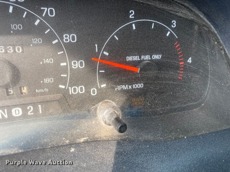 image for item DJ6182 2000 Ford F250 Super Duty XLT  Crew Cab flatbed pickup truck