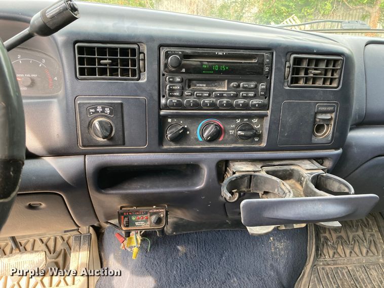 image for item DJ6182 2000 Ford F250 Super Duty XLT  Crew Cab flatbed pickup truck