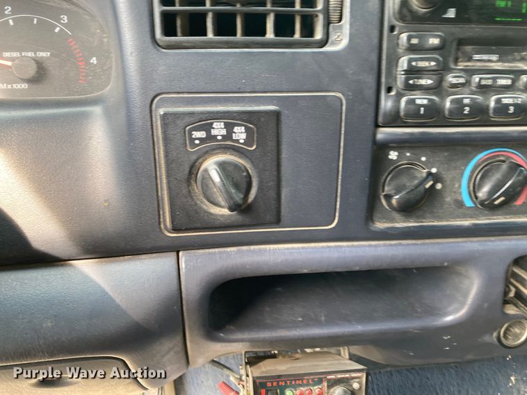 image for item DJ6182 2000 Ford F250 Super Duty XLT  Crew Cab flatbed pickup truck