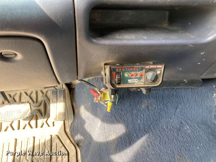 image for item DJ6182 2000 Ford F250 Super Duty XLT  Crew Cab flatbed pickup truck