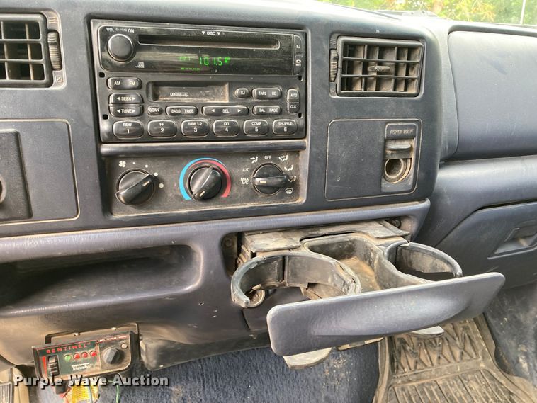 image for item DJ6182 2000 Ford F250 Super Duty XLT  Crew Cab flatbed pickup truck