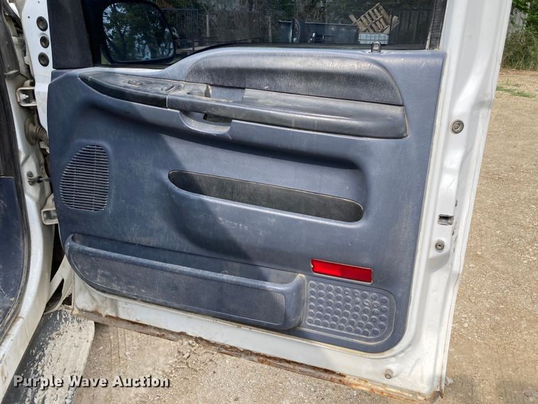 image for item DJ6182 2000 Ford F250 Super Duty XLT  Crew Cab flatbed pickup truck