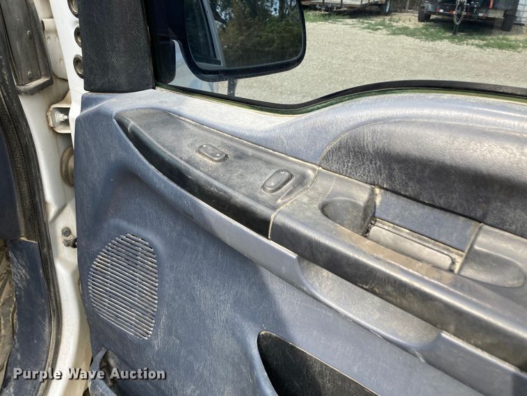 image for item DJ6182 2000 Ford F250 Super Duty XLT  Crew Cab flatbed pickup truck