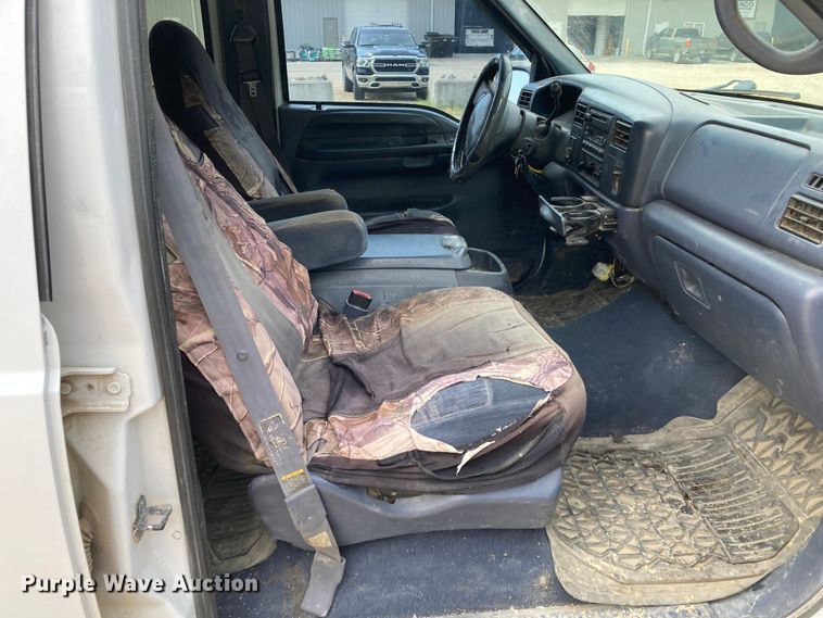 image for item DJ6182 2000 Ford F250 Super Duty XLT  Crew Cab flatbed pickup truck