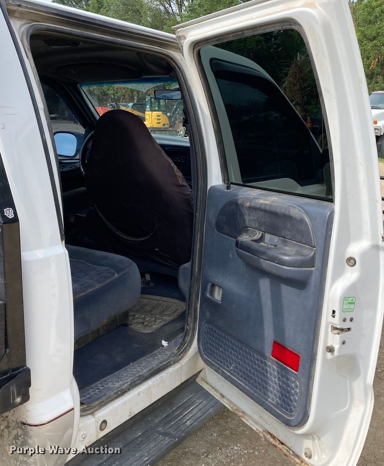 image for item DJ6182 2000 Ford F250 Super Duty XLT  Crew Cab flatbed pickup truck