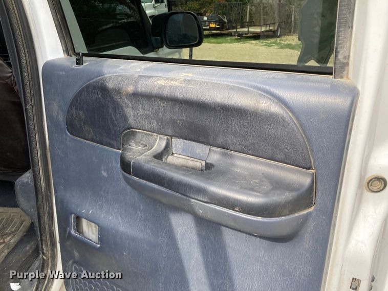 image for item DJ6182 2000 Ford F250 Super Duty XLT  Crew Cab flatbed pickup truck