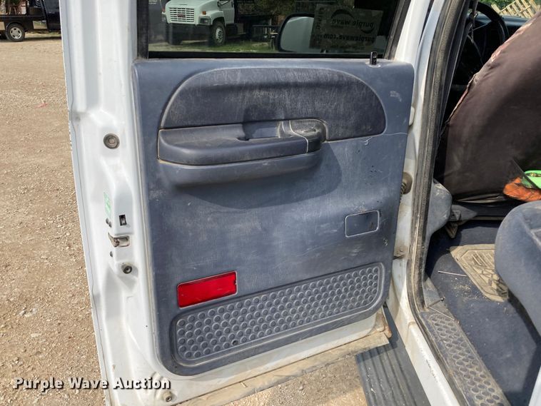 image for item DJ6182 2000 Ford F250 Super Duty XLT  Crew Cab flatbed pickup truck