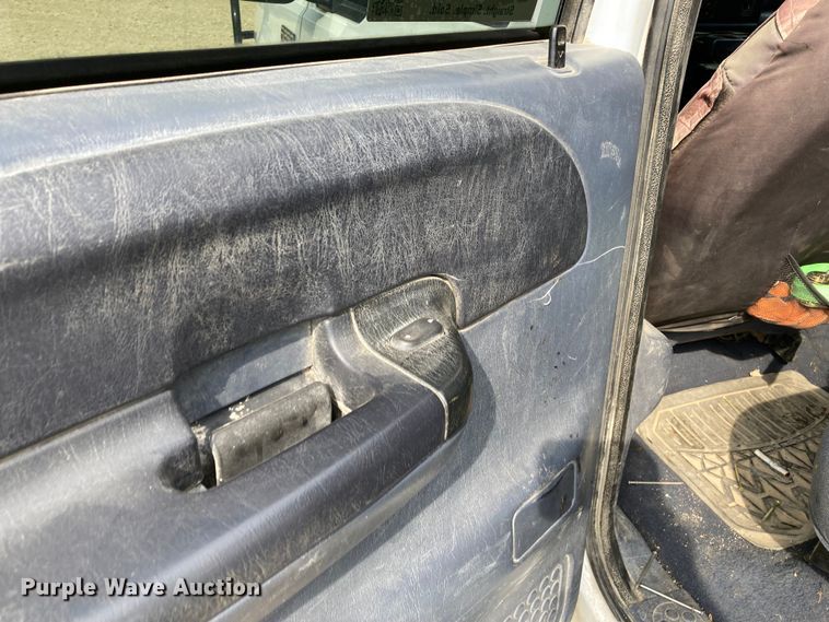 image for item DJ6182 2000 Ford F250 Super Duty XLT  Crew Cab flatbed pickup truck