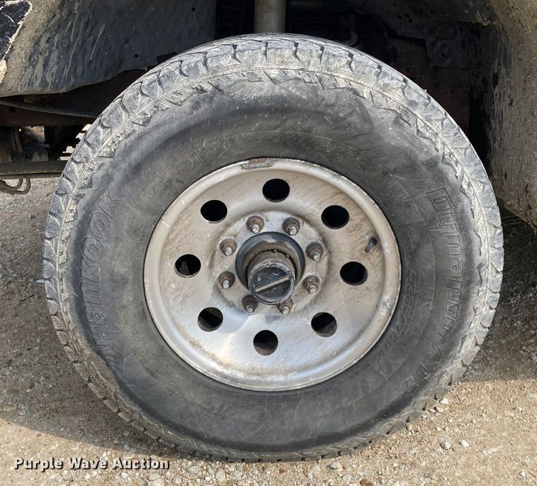 image for item DJ6182 2000 Ford F250 Super Duty XLT  Crew Cab flatbed pickup truck