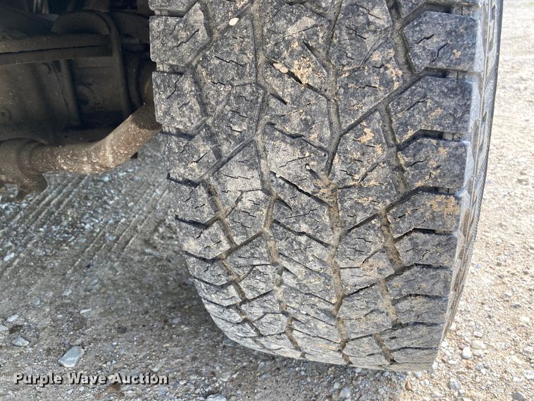 image for item DJ6182 2000 Ford F250 Super Duty XLT  Crew Cab flatbed pickup truck