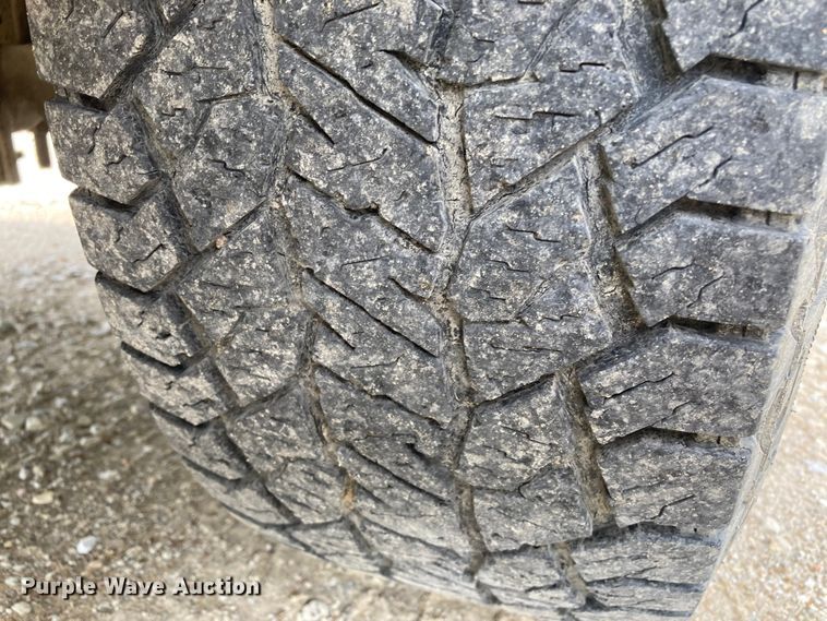 image for item DJ6182 2000 Ford F250 Super Duty XLT  Crew Cab flatbed pickup truck