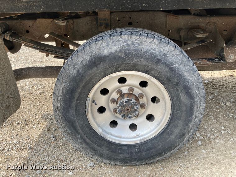 image for item DJ6182 2000 Ford F250 Super Duty XLT  Crew Cab flatbed pickup truck