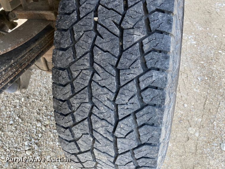 image for item DJ6182 2000 Ford F250 Super Duty XLT  Crew Cab flatbed pickup truck