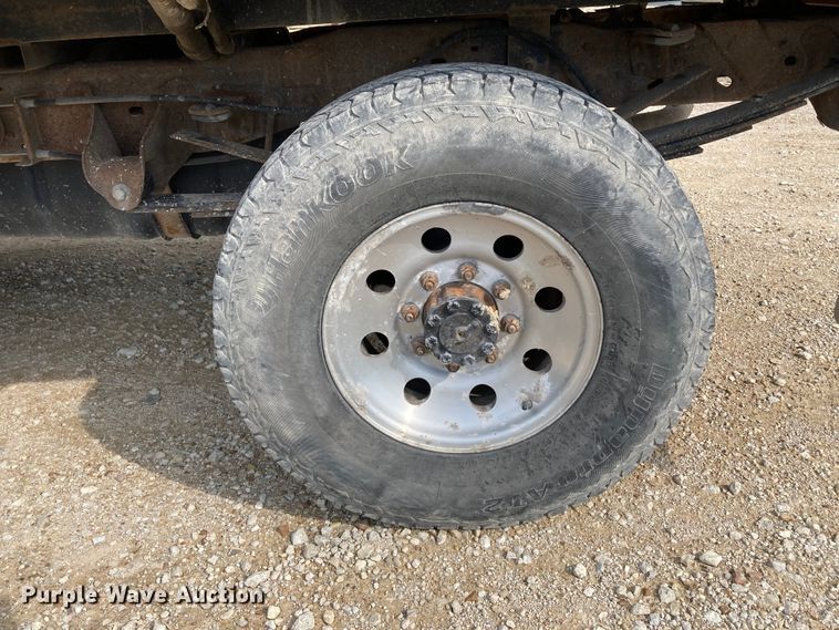 image for item DJ6182 2000 Ford F250 Super Duty XLT  Crew Cab flatbed pickup truck