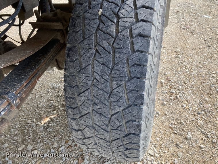 image for item DJ6182 2000 Ford F250 Super Duty XLT  Crew Cab flatbed pickup truck