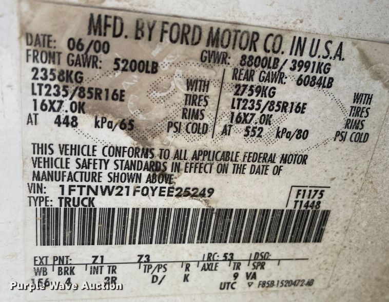 image for item DJ6182 2000 Ford F250 Super Duty XLT  Crew Cab flatbed pickup truck