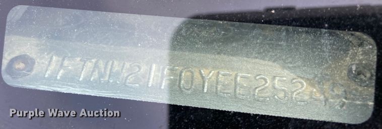 image for item DJ6182 2000 Ford F250 Super Duty XLT  Crew Cab flatbed pickup truck