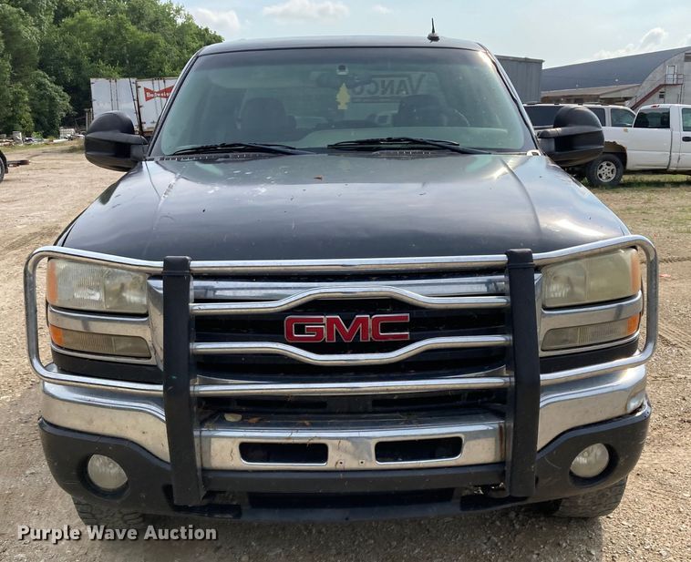 image for item DJ6183 2003 GMC Sierra 2500HD  Crew Cab pickup truck