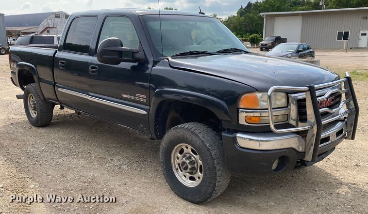 image for item DJ6183 2003 GMC Sierra 2500HD  Crew Cab pickup truck