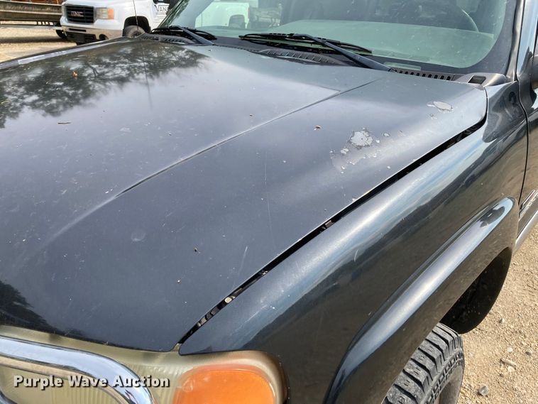 image for item DJ6183 2003 GMC Sierra 2500HD  Crew Cab pickup truck