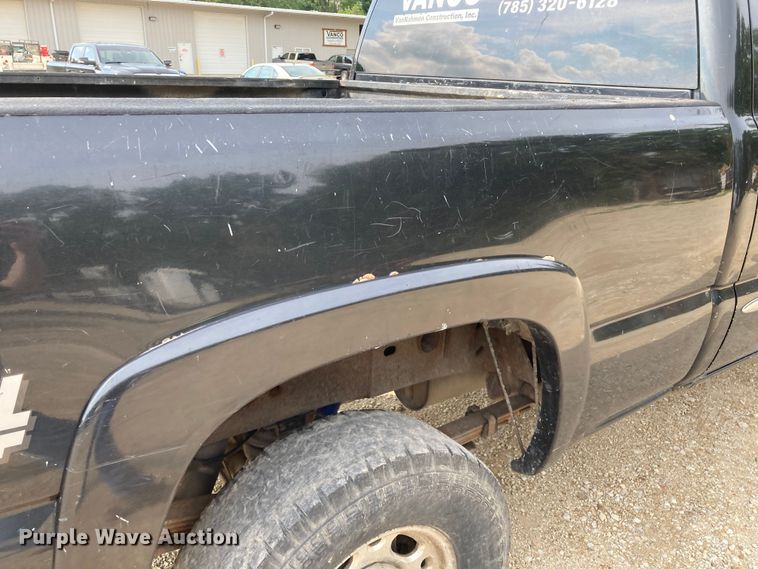 image for item DJ6183 2003 GMC Sierra 2500HD  Crew Cab pickup truck