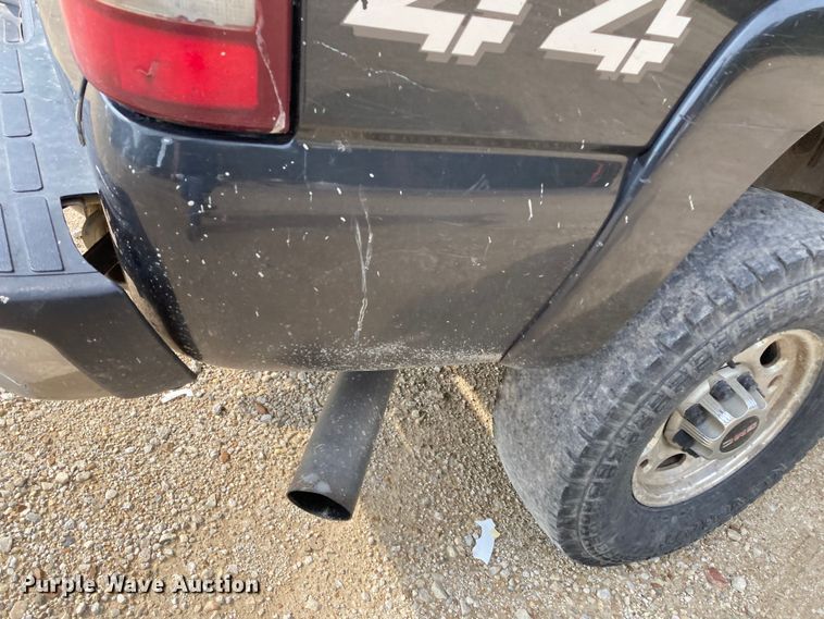 image for item DJ6183 2003 GMC Sierra 2500HD  Crew Cab pickup truck