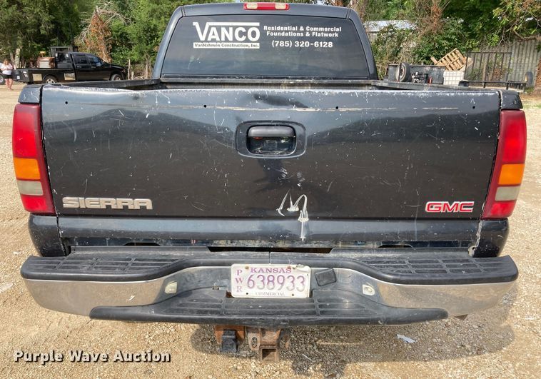 image for item DJ6183 2003 GMC Sierra 2500HD  Crew Cab pickup truck