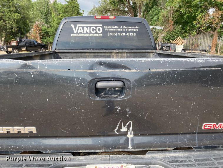 image for item DJ6183 2003 GMC Sierra 2500HD  Crew Cab pickup truck