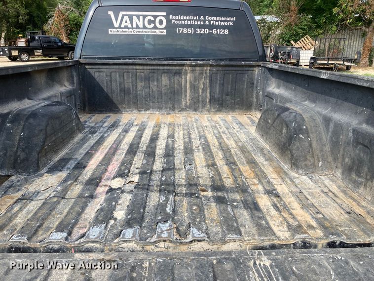 image for item DJ6183 2003 GMC Sierra 2500HD  Crew Cab pickup truck