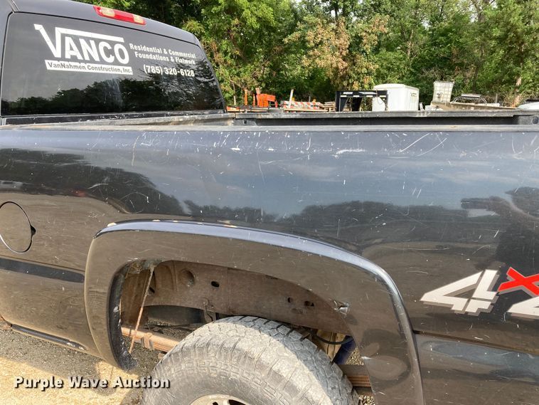 image for item DJ6183 2003 GMC Sierra 2500HD  Crew Cab pickup truck