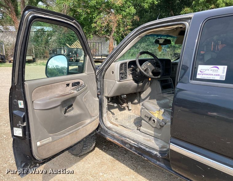 image for item DJ6183 2003 GMC Sierra 2500HD  Crew Cab pickup truck