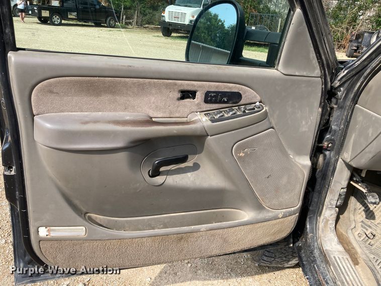 image for item DJ6183 2003 GMC Sierra 2500HD  Crew Cab pickup truck