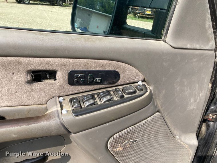 image for item DJ6183 2003 GMC Sierra 2500HD  Crew Cab pickup truck