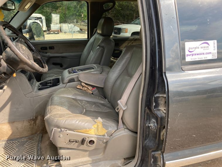 image for item DJ6183 2003 GMC Sierra 2500HD  Crew Cab pickup truck